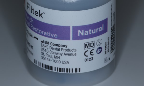 In diesem Fall verwendetes 3M™ Filtek™ Easy Match Universal Komposit im Farbton Natural.